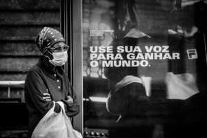 A contradição entre a campanha publicitária e a realidade das classes baixas paulistanas. (Marcelo Renda, 2020)