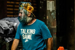 Quando o medo tomou as ruas, mesmo quem não conseguia comprar máscaras quis se proteger. (Marcelo Renda, 2020)