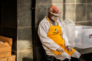 Padre Julio Lancellotti, exausto após horas de atendimento às pessoas em situação de rua, na Paróquia de São Miguel Arcanjo, Mooca. (Marcelo Renda, 2020)