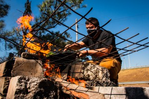  Chef Ruben, refugiado colombiano, que da alta gastronomia passou a cozinhar em uma fogueira improvisada. (Marcelo Renda, 2020)