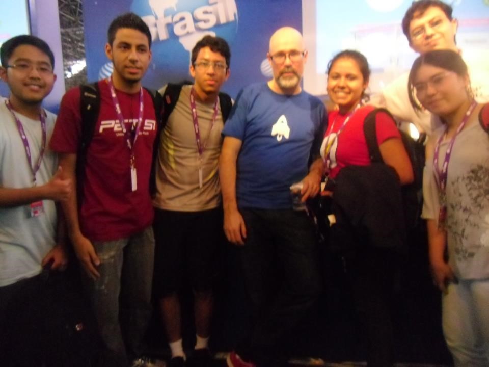 Mark Surman, diretor da Mozilla Foundation com alunos do PET-SI na #CPBR6