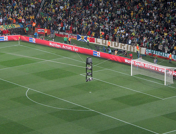 A imagem mostra a SpiderCam sendo utilizada durante uma partida de futebol.